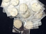 beaucoup de biscuits dans les sachets posés sur la table
