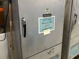 deux fours industriels qui se trouvent dans une pièce