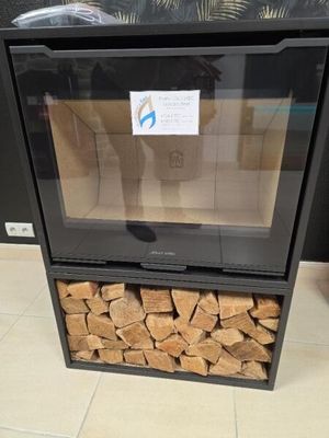 une cheminée avec une pile de bois à l'intérieur