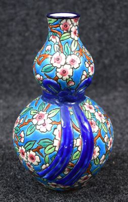 un vase bleu avec des fleurs posé sur une table