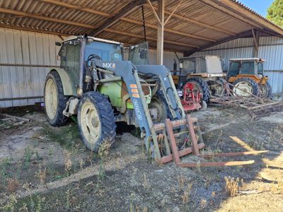 un tracteur garé devant un bâtiment