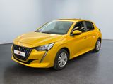 Une voiture jaune est garée dans une pièce blanche au sol noir.