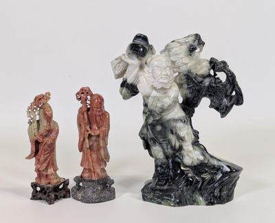 trois figurines représentant un homme et une femme debout l'un à côté de l'autre