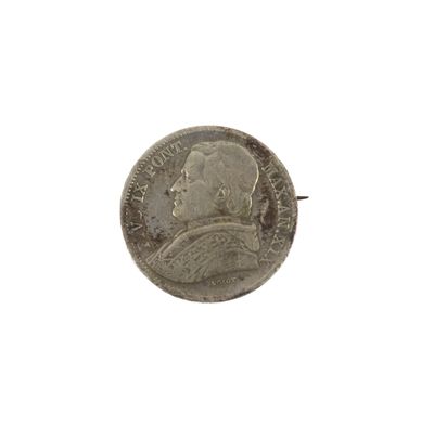 gros plan d'une pièce de monnaie sur une surface blanche avec un fond blanc