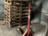 une pile de palettes en bois dans un coin d'une pièce