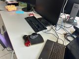 un bureau équipé d'un ordinateur portable, d'un écran, d'un clavier et d'une souris