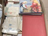 une boîte remplie de livres et de papiers posée par terre