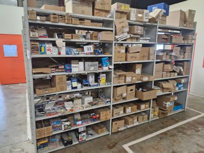 de nombreux cartons et boîtes sur les étagères de l'entrepôt