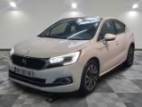 la voiture blanche est garée sur un sol en damier dans le garage