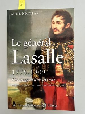 la couverture d'un livre sur laquelle figure la photo d'un homme en uniforme militaire