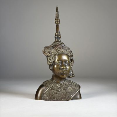 buste en bronze représentant une femme coiffée d'une coiffe ornée d'une plume