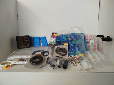 de nombreux objets posés sur le comptoir dans la pièce