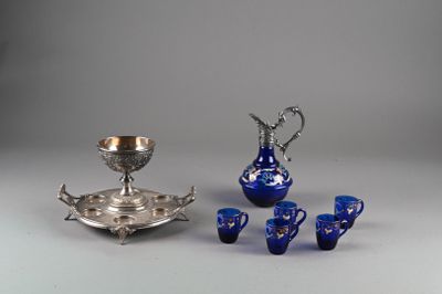 plusieurs objets en verre argenté et bleu posés sur une table