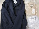 deux chemises et une veste posées sur une table