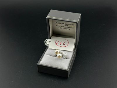 Bague toi et moi en or gris 18 carats agrémenté de deux perl…