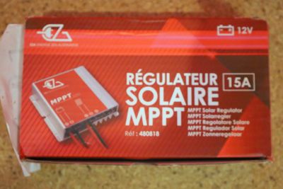 La boîte est ouverte sur la table et contient l'appareil électronique.