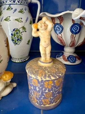 de nombreux vases différents sur l'étagère de cette pièce