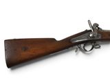 un vieux pistolet avec un canon en bois et une poignée en métal