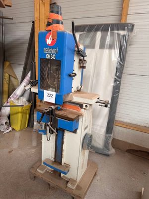 une machine qui se trouve dans un garage