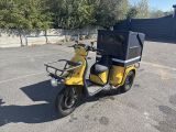un scooter jaune garé sur un parking