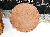 une photo montrant un morceau de tissu et un objet en bois posés sur une table