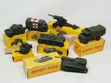 six véhicules militaires miniatures et un camion dans une boîte
