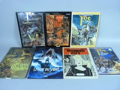 un grand nombre de livres posés sur une table