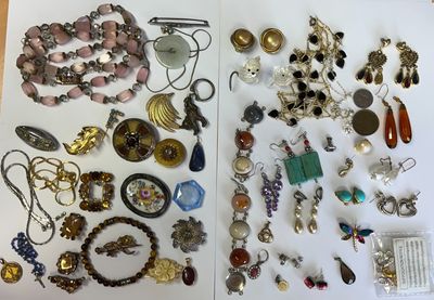 un livre sur lequel sont représentés de nombreux bijoux