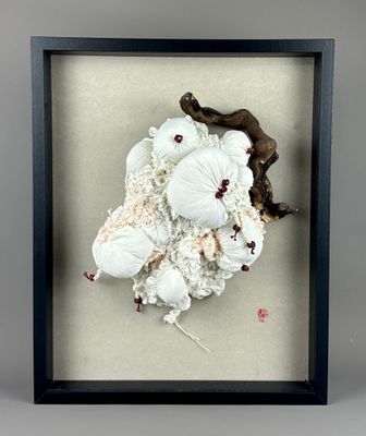 YONGMEI LIU, Anémone. Sculpture de tissu et perles. Encadrée…