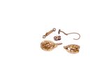une paire de boucles d'oreilles plaquées or sur fond blanc