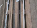 plusieurs morceaux de bois sont empilés sur une palette