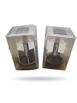 deux boîtes contenant chacune une cafetière, posées sur une table