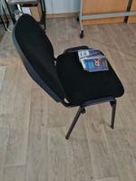 Douze chaises d'accueil en métal, PVC et tissu noir (photo 2)