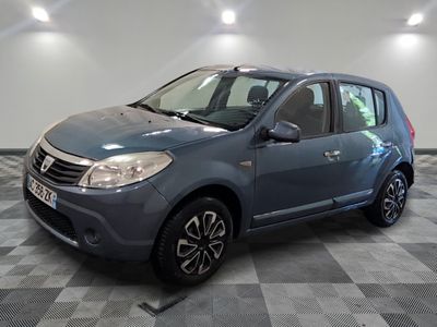 la photo d'une petite voiture bleue garée dans un garage