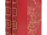 Deux livres rouges aux tranches dorées sont empilés l'un sur l'autre