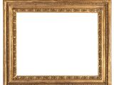 un cadre doré accroché à un mur blanc