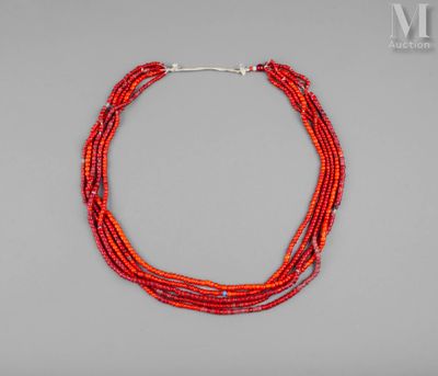un collier composé de perles de corail rouge, muni d'un fermoir en argent