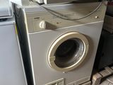 un lave-linge et un sèche-linge placés l'un à côté de l'autre