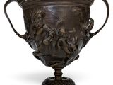 un vase en bronze orné de deux chérubins