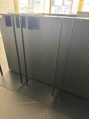 trois cabines vides dans des toilettes publiques