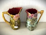 deux vases posés sur une table