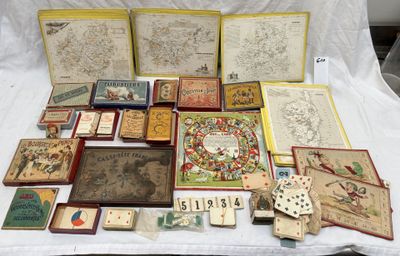 beaucoup de cartes et d'autres objets posés sur une table