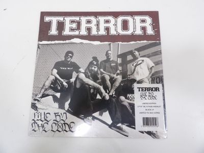 la couverture d'un magazine sur laquelle figure la photo d'un groupe de personnes
