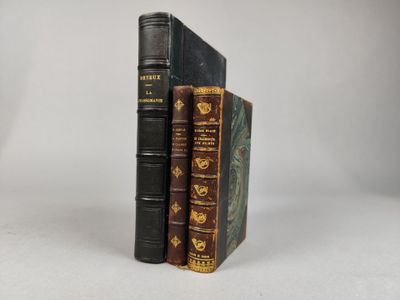 deux livres posés l'un sur l'autre sur une surface blanche