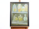 une peinture représentant une étagère sur laquelle sont posées des bouteilles et des bocaux