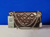 pochette en cuir marron avec bandoulière et fermoir en chaîne