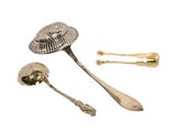 deux cuillères en argent et une cuillère à manche, sur fond blanc