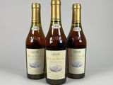 trois bouteilles de vin posées l'une à côté de l'autre sur une table