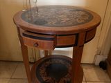 une petite table surmontée d'un tiroir