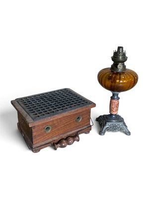 une petite boîte en bois sur laquelle est posée une lampe